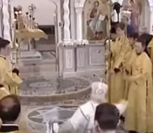 "Соприкоснулся с полом": звезды высмеяли падение патриарха Кирилла во время освящения храма