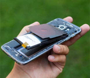 Може спалахнути будь-якої миті: що робити, якщо "здувся" акумулятор у телефоні