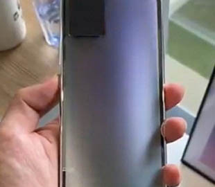 Создан уникальный смартфон-хамелеон