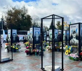 Поліція встановила осіб, які знімали відео біля портретів загиблих захисників під російську музику у Рівному