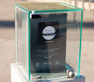 У Києві з металу з Азовсталі з'явився металевий надпис "Вірю в ЗСУ": фото