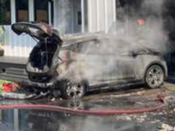 Автопроизводитель советует владельцам своих электрокаров ставить их подальше от других машин