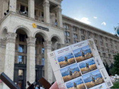 Укрпошта відкрила онлайн-продаж марок «Русскій воєнний корабль… ВСЬО!»