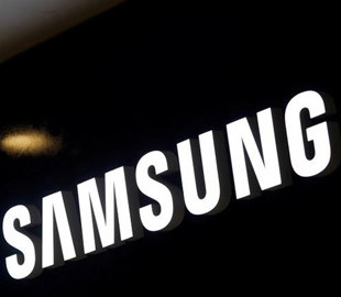 Samsung проектирует смартфон-раскладушку с экраном двойного складывания