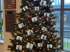 В США полицейские украсили елку фотографиями преступников – людям это не понравилось