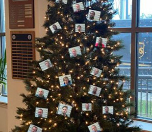 В США полицейские украсили елку фотографиями преступников – людям это не понравилось