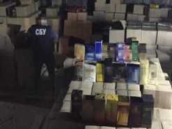 Местные жители Винницкой области производили и сбывали через Интернет «элитный» алкоголь