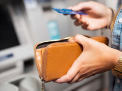 Захист від шахраїв: як правильно і швидко заблокувати банківську картку