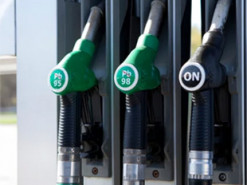 Бензин продовжує дешевшати: скільки коштує пальне на АЗС у Польщі