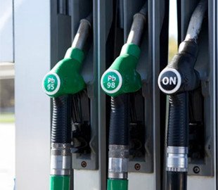 Бензин продовжує дешевшати: скільки коштує пальне на АЗС у Польщі