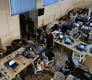 Спецоперація з 40 обшуками: накрили мережу кол-центрів, яка видурила у громадян ЄС до 10 млн грн