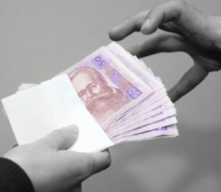 Київська прокуратура викрила шахраїв, які ошукали вимушених переселенців