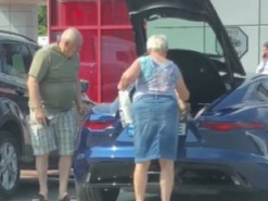 Пожилая пара украинцев на спорткаре стала звездой ТикТока