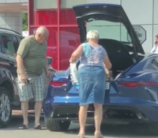 Пожилая пара украинцев на спорткаре стала звездой ТикТока