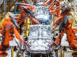 Jaguar Land Rover скорочує виробництво у Великобританії через дефіцит мікросхем