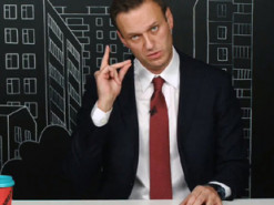 Бывшего режиссера канала "Навальный Live" задержали в аэропорту Шереметьево и увезли на допрос по делу о мошенничестве