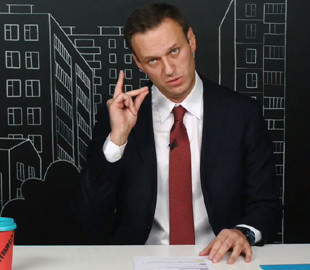 Бывшего режиссера канала "Навальный Live" задержали в аэропорту Шереметьево и увезли на допрос по делу о мошенничестве