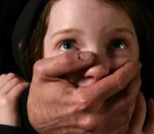 Систематично ґвалтував своїх неповнолітніх дочок: на Закарпатті затримали горе-батька