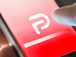 Соцсеть Parler подала в суд на Amazon