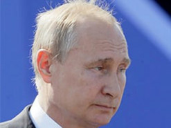 Грустил и грыз ногти: появилось видео со странным поведением Путина