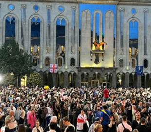 У столиці Грузії пройшов масштабний мітинг проти закону про "іноагентів"
