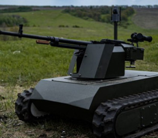 Пересувається на гусеницях і стріляє з кулемета: для ЗСУ створили робота UTE MT-1