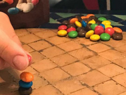 Мужчина от скуки сложил башенку из конфет и установил мировой рекорд