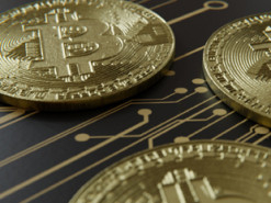 Цена на биткоин начала расти после двух недель сильного падения