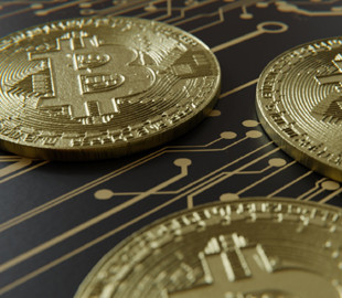 Цена на биткоин начала расти после двух недель сильного падения