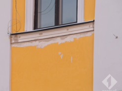 Чиновники: дырки в фасаде полуциркульного дома возле Дюка просверлили для интернет-кабелей