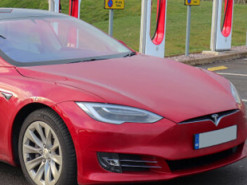 Автомобили Tesla смогут автоматически определять неполадки и заказывать детали