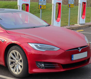 Автомобили Tesla смогут автоматически определять неполадки и заказывать детали