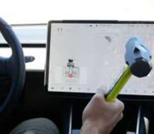 Что произойдет с умным электрокаром Tesla, если на ходу разбить его центральный экран
