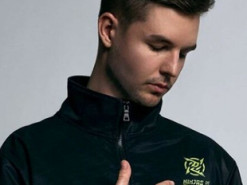 Звезда CS:GO dev1ce сломал монитор после неудачного раунда