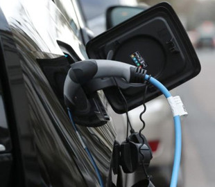 Продажи электромобилей в этом году пострадают не так сильно, как традиционных авто