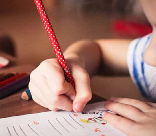 «Воспитывала» ребенка в прямом эфире: омбудсмен обеспокоен количеством случаев насилия