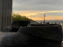 Залишилося лише взуття: Світлана Бевза показала, як виглядає демонтований монумент у Києві