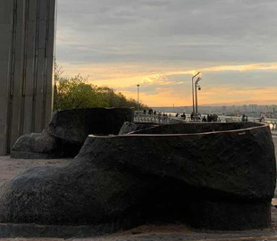 Залишилося лише взуття: Світлана Бевза показала, як виглядає демонтований монумент у Києві