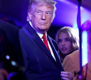 Трамп поділився ШІ-відео, де він "лікує" голівудських акторів від "розладу" імені себе
