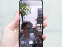 Samsung работает над безрамочным смартфоном с камерой под дисплеем