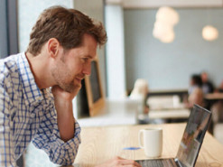 Експерт розповів, на які сайти ніколи не можна заходити в громадських місцях