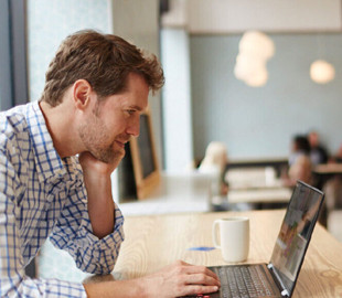 Експерт розповів, на які сайти ніколи не можна заходити в громадських місцях