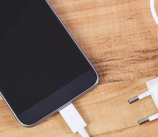 В ЕС уже осенью могут ввести единый стандарт зарядки смартфонов