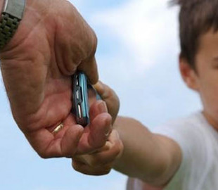 В Днепре вор-рецидивист под видом полицейского отбирал у детей телефоны: как его наказали