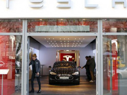 Tesla заменит свои магазины на склады и парковки