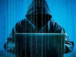 Девушка Бонда влюбилась в «12 русских шпионов» и послала хакеру интимные фото