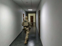 В Днепре люди в балаклавах проводят обыски в редакции СМИ