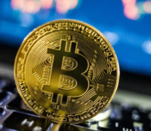 Біткоїн піднявся вище $82 000, але потім відкотився