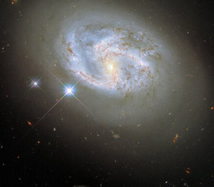 «Хаббл» сделал снимок галактики в окружении «друзей»