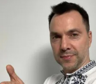 У чому секрет харизми Арестовича і чому він дратує українців. Розбір психологині